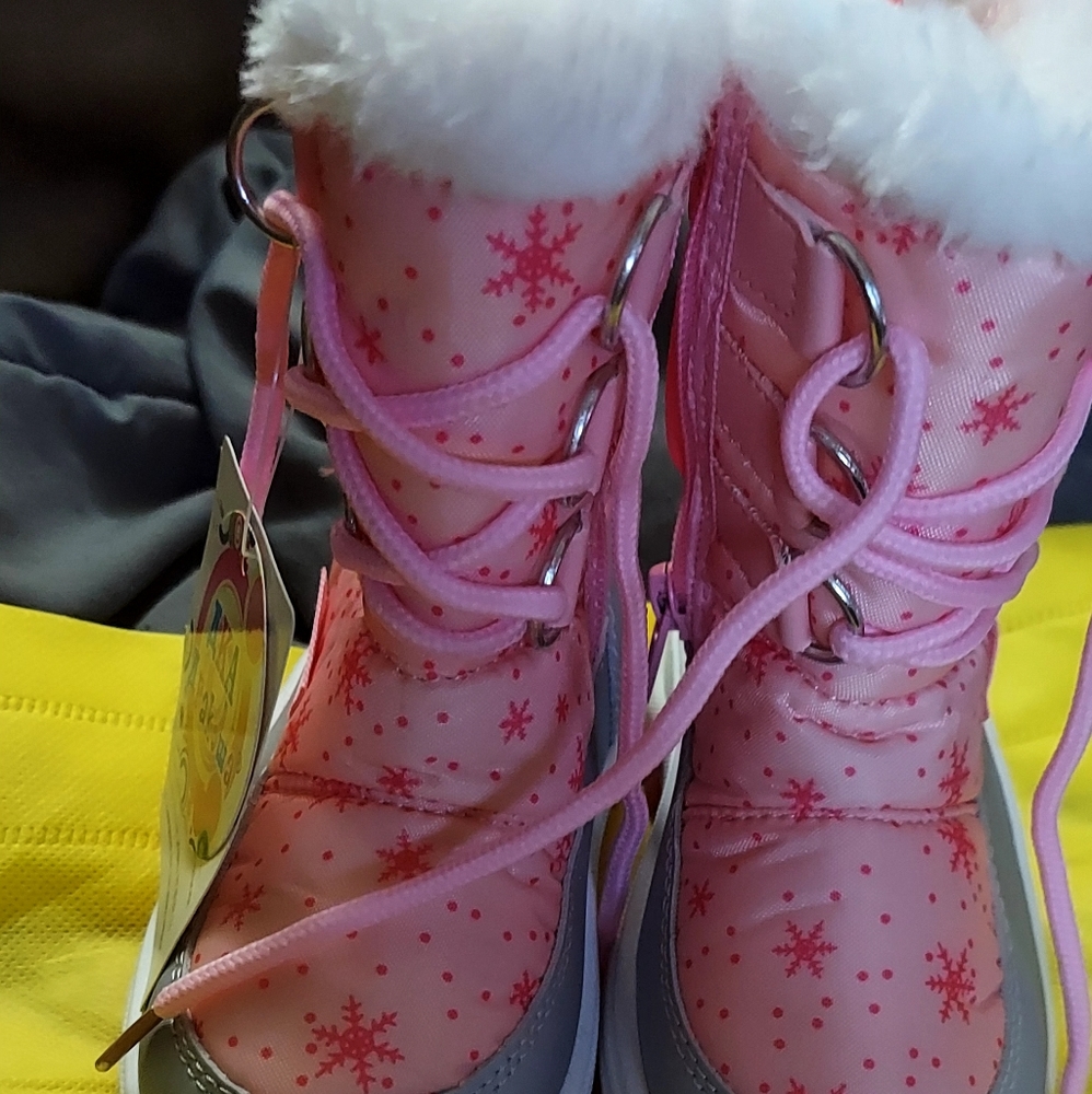 Girls snow boots size 6